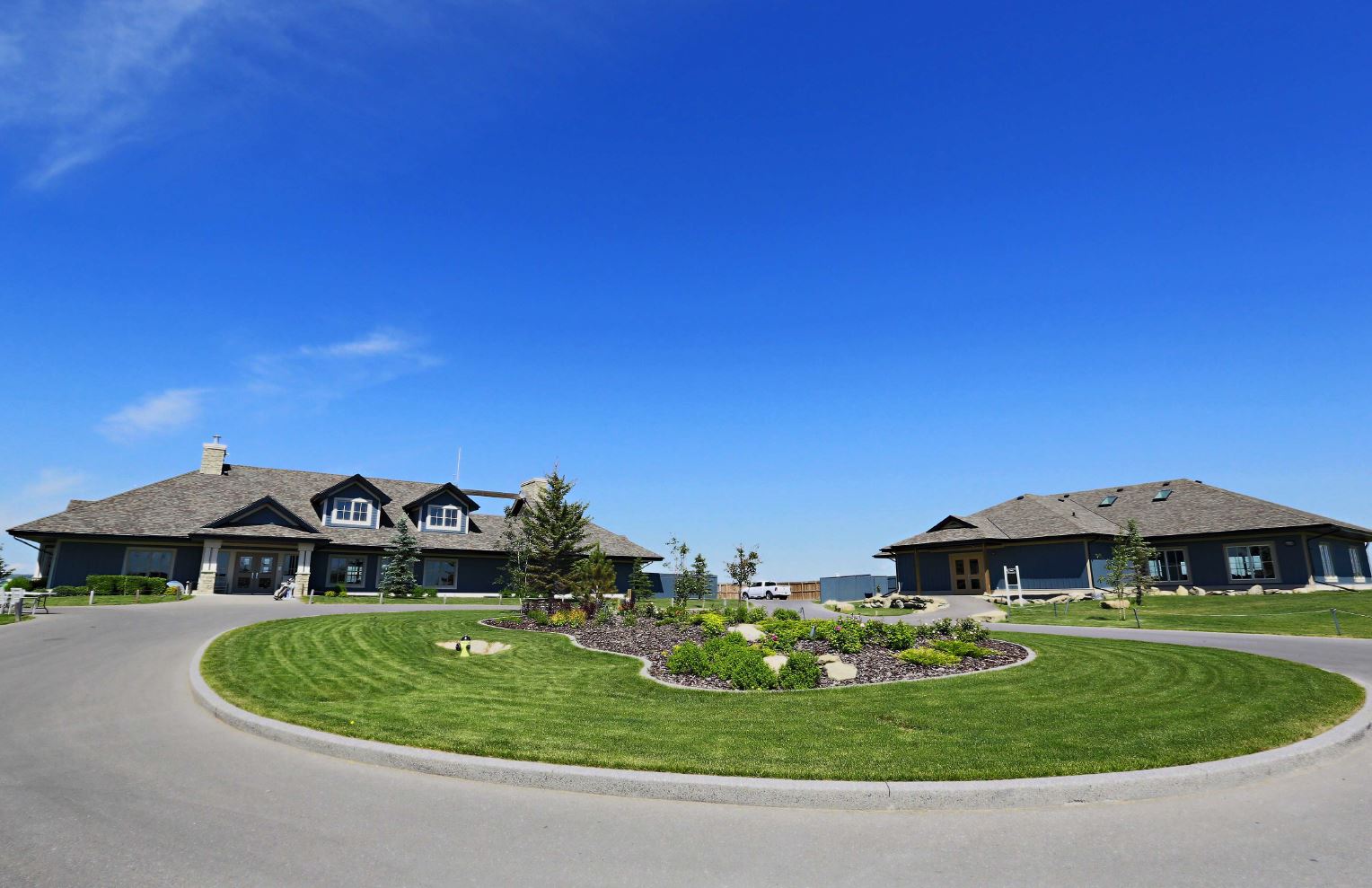 view of clubhouse and course entrance